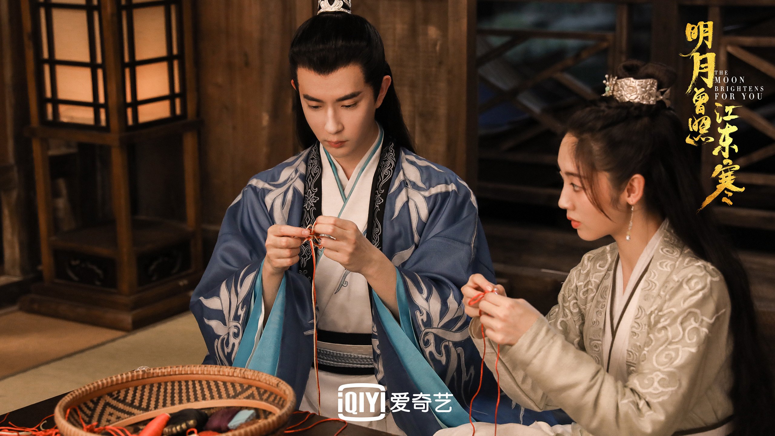 足球场上硬仗接连,球员巧妙战术,足球场硬汉